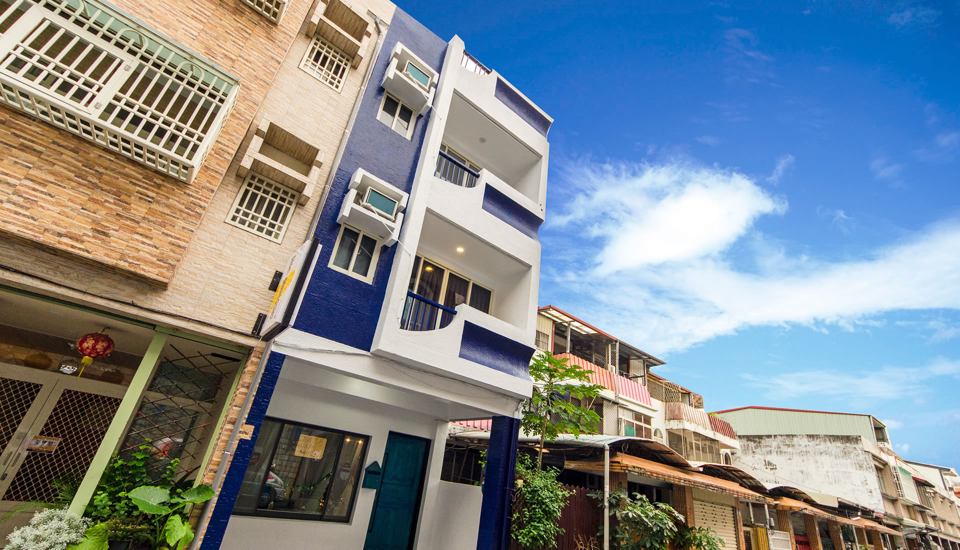 花莲蓝白拖火车站民宿